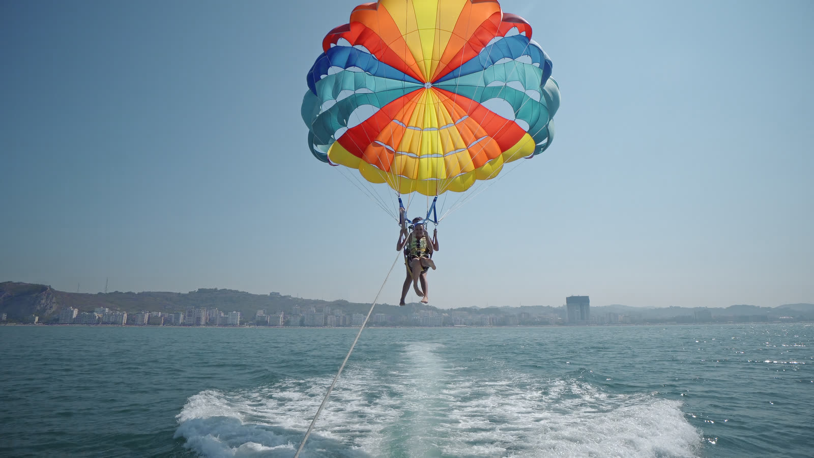 Parasailing sobre la costa