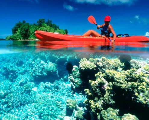 Kayak varado en la orilla