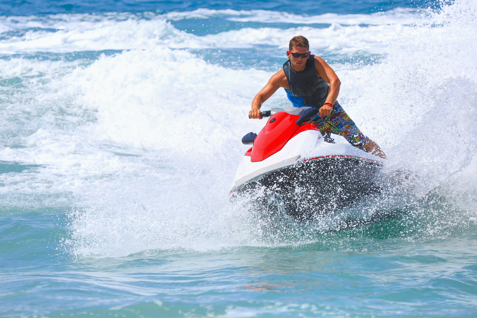 Moto de agua saltando sobre la ola