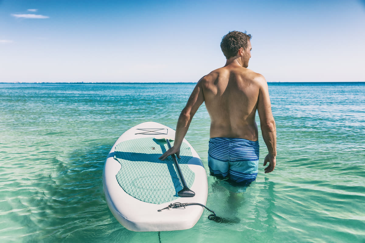 Tabla de paddle surf en la orilla