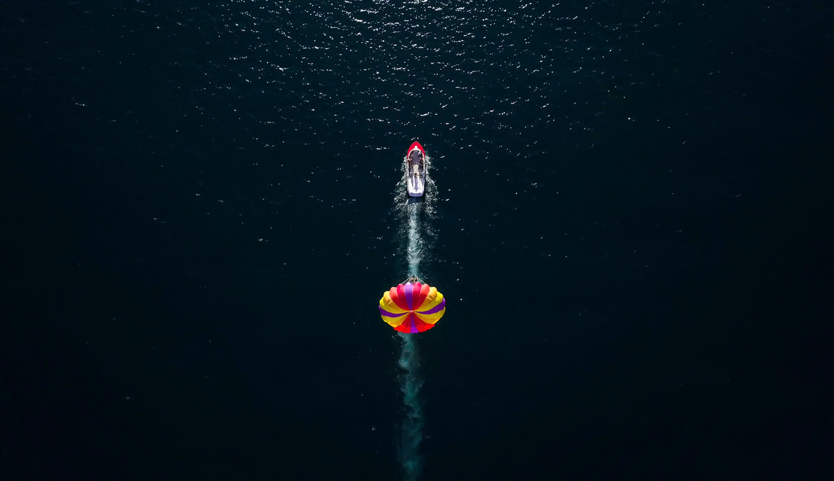 Donut acuático remolcado, visto desde el aire