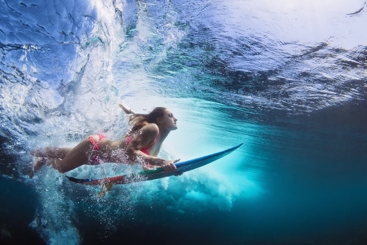 Tabla de surf en la ola