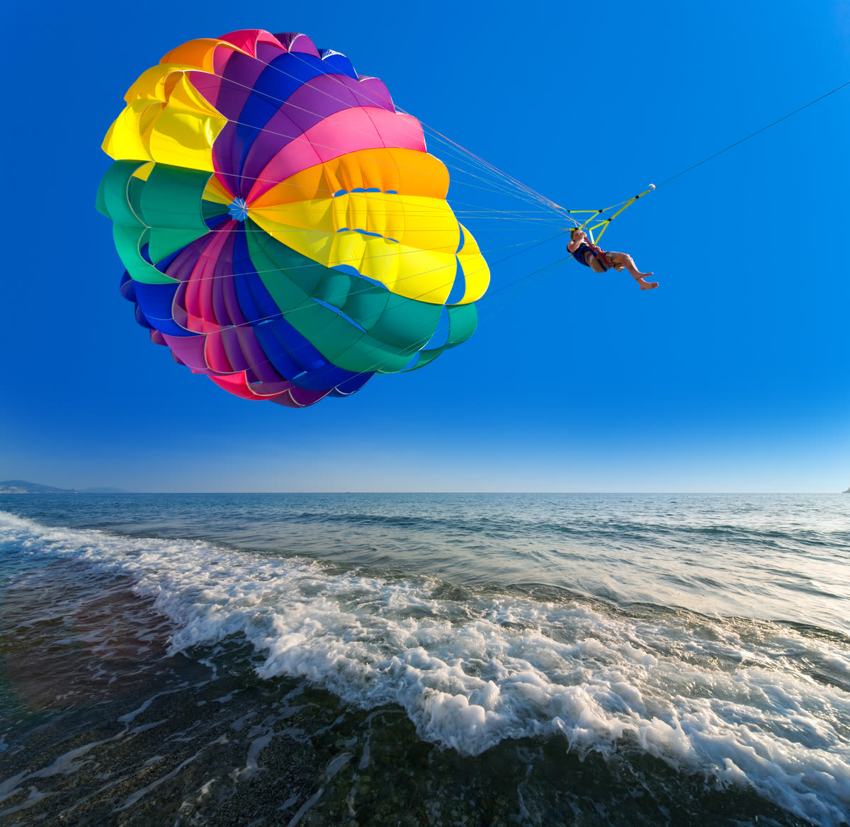 Parasailing sobre el mar