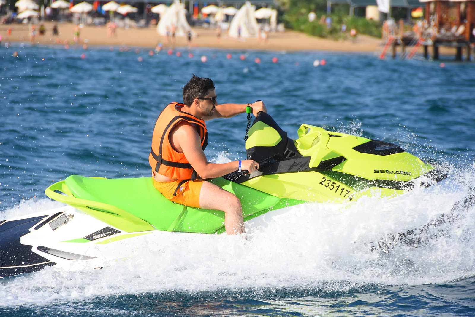 Moto de agua frente a la playa