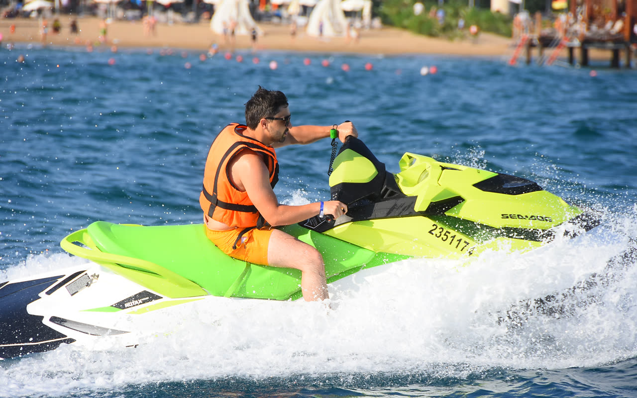 Moto de agua frente a la playa
