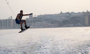 Practicando wakeboard